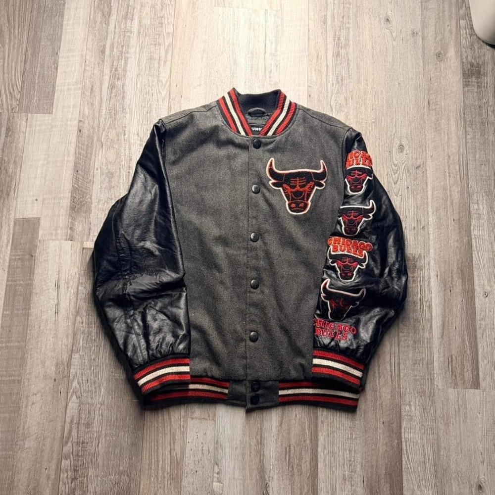 UNK Chicago Bulls Leather Sleeve Varsity Jacket (Medium) – NBA Licensed